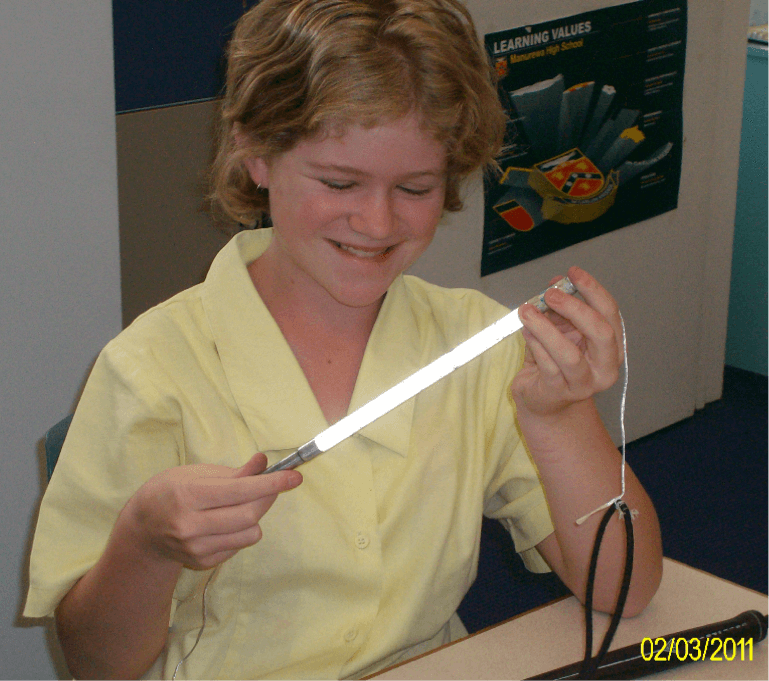 Jesse is holding the cane fixing string attached to the elastic.